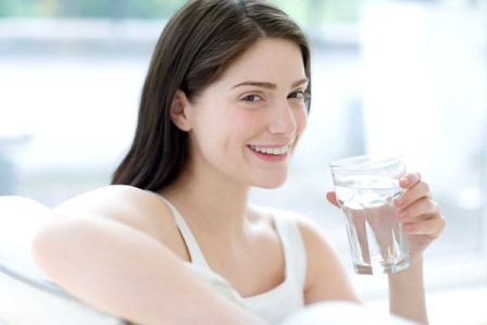 Uống nhiều nước chăm sóc da mụn
